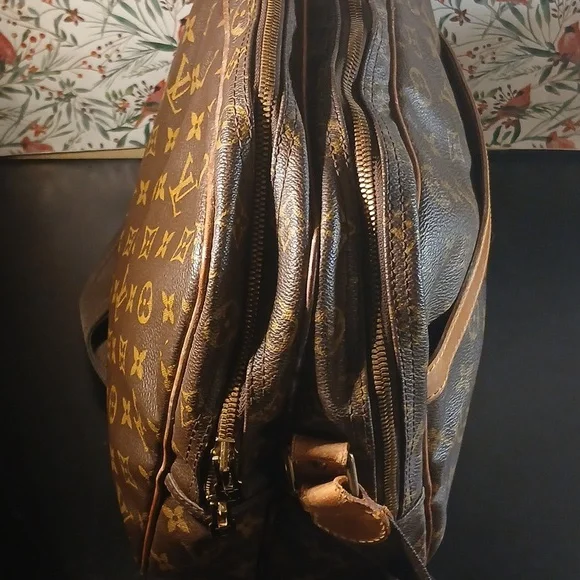 AUTHENTIC LOUIS VUITTON MONOGRAM DOUBLE COMARTMENT TRAVEL BAG. - Picture 12 of 16